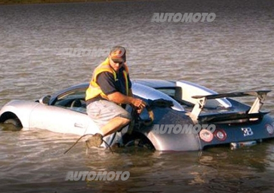 Schianta la Bugatti Veyron nel lago: l'incidente era finto, rischia 20 anni di prigione Schianta la Bugatti Veyron nel lago: l'incidente era finto, rischia 20 anni di prigione