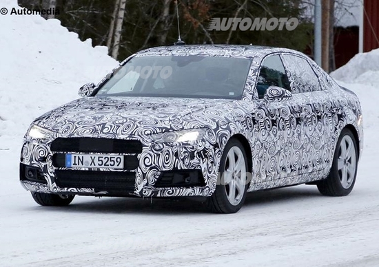 Nuova Audi A4: il muletto svela il design dei fari led Nuova Audi A4: il muletto svela il design dei fari led