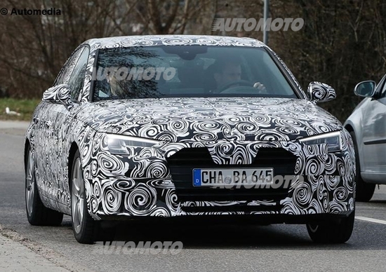 Nuova Audi A4: i fari anteriori hanno gli spigoli vivi Nuova Audi A4: i fari anteriori hanno gli spigoli vivi